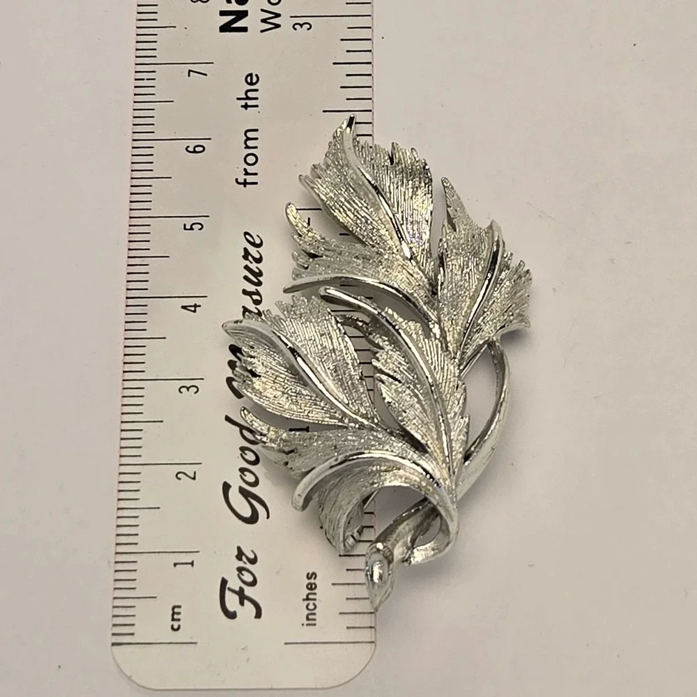 Tara Leaf Brooch Pin Silver Excellent Vintage Textured Botanical Design